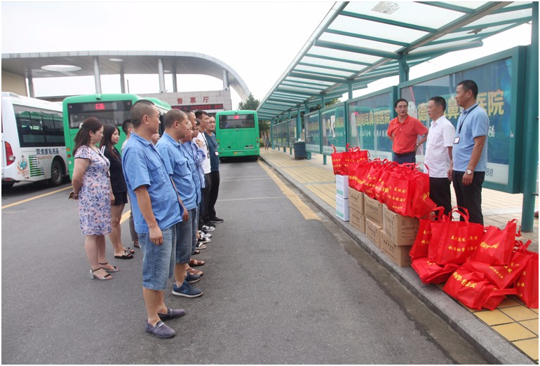 市建設(shè)局和市總工會領(lǐng)導為集團一線員工“送清涼“
