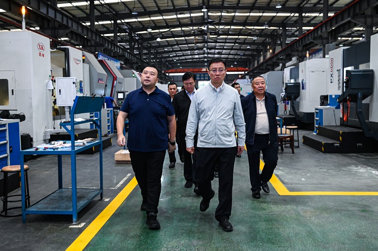 德陽(yáng)市委副書記、市長(zhǎng)黃朝陽(yáng)蒞臨仟坤集團(tuán)調(diào)研指導(dǎo)